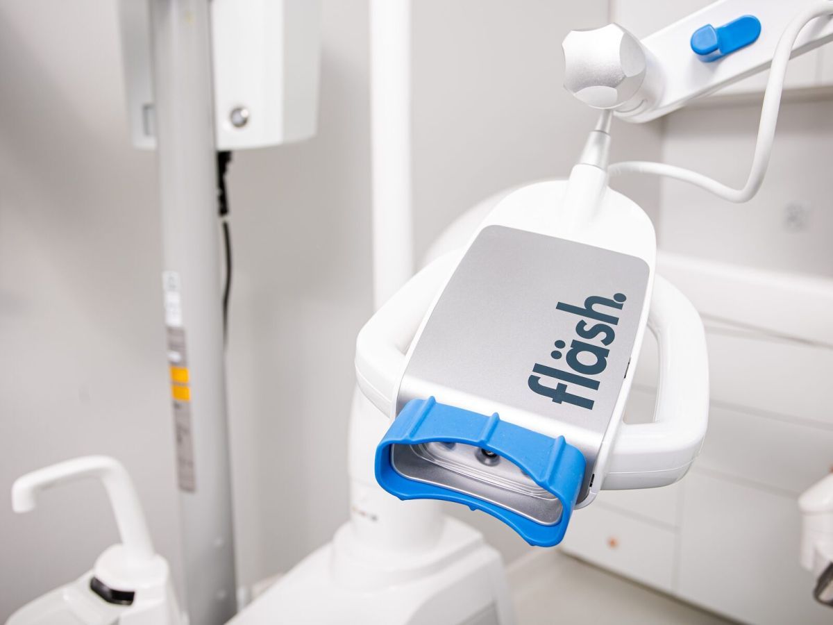 Lampa fläsh do profesjonalnego wybielania zębów w M-Dental Clinic